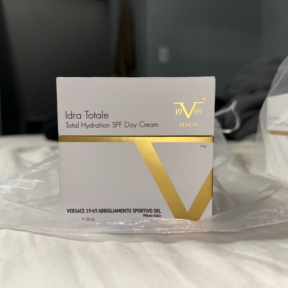 Versace 1969 Idra Totale Total Hydration SPF Day Cream 
New In Box 1.7oz